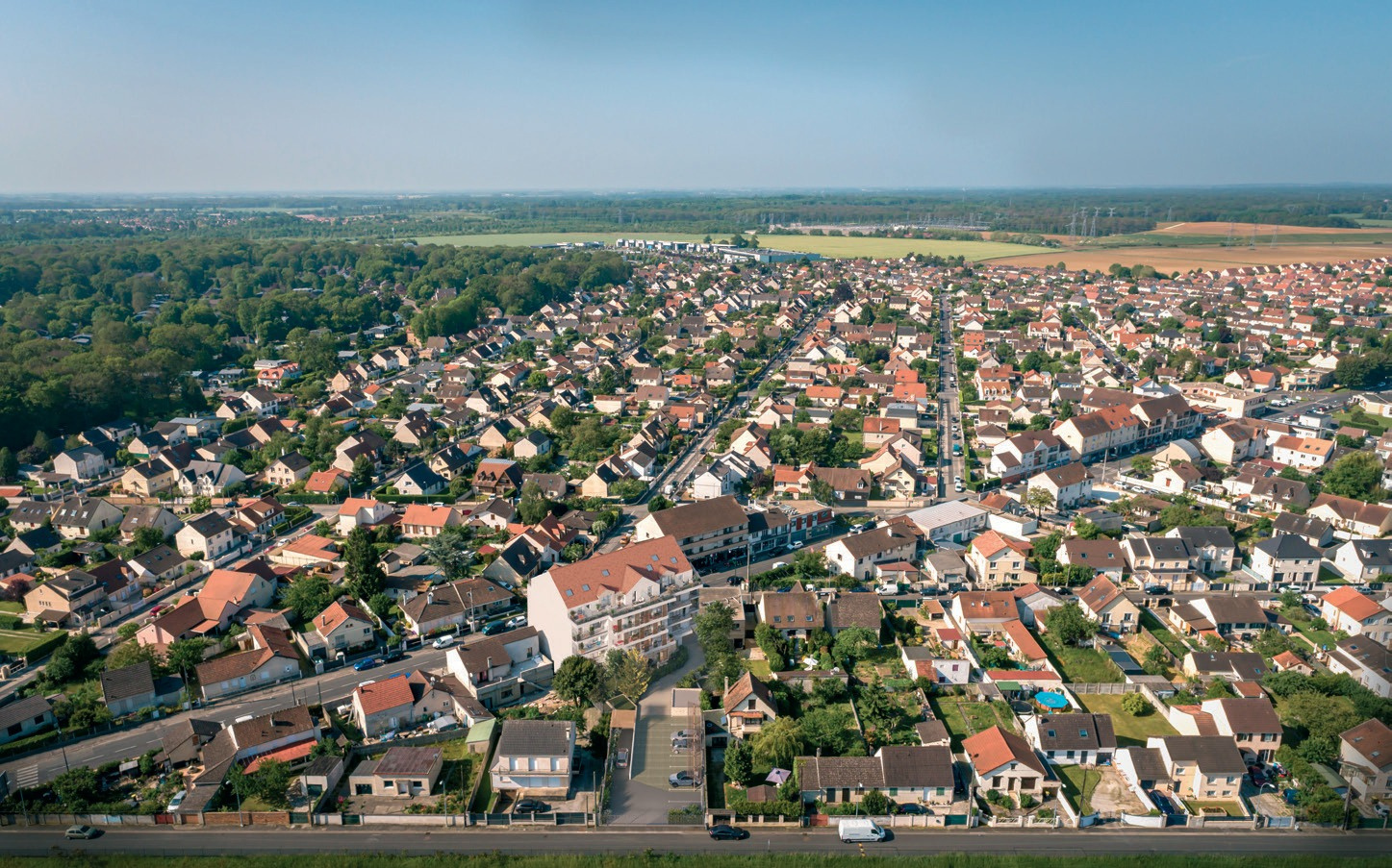Vue aérienne de Roissy-en-Brie, de ses quartiers résidentiels et de la forêt alentour